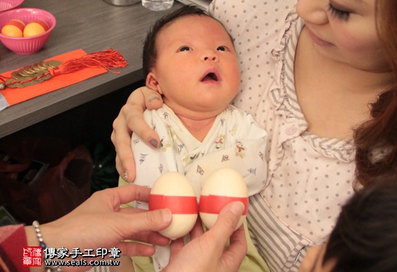剃胎毛、滿月剃頭、嬰兒剃頭、嬰兒理髮、嬰兒剃髮、嬰兒剃胎毛、嬰兒滿月剃頭、寶寶剃頭、剃胎毛儀式、剃胎毛吉祥話、滿月剃頭儀式、滿月剃頭吉祥話、寶寶剃胎毛、寶寶滿月剃頭理髮、 新北永和區剃胎毛、新北永和區滿月剃頭、 新北永和區嬰兒剃頭剃胎毛、新北永和區嬰兒理髮、新北永和區嬰兒剃髮、林寶寶(新北永和區到府嬰兒寶寶滿月剃頭理髮、免費到府嬰兒剃胎毛儀式吉祥話)。到府剃頭剃胎毛主持、專業拍照、DVD光碟、證書。★購買「臍帶章、肚臍章、胎毛筆刷印章」贈送：剃頭、收涎、抓周，三選一。2016.01.30 照片4